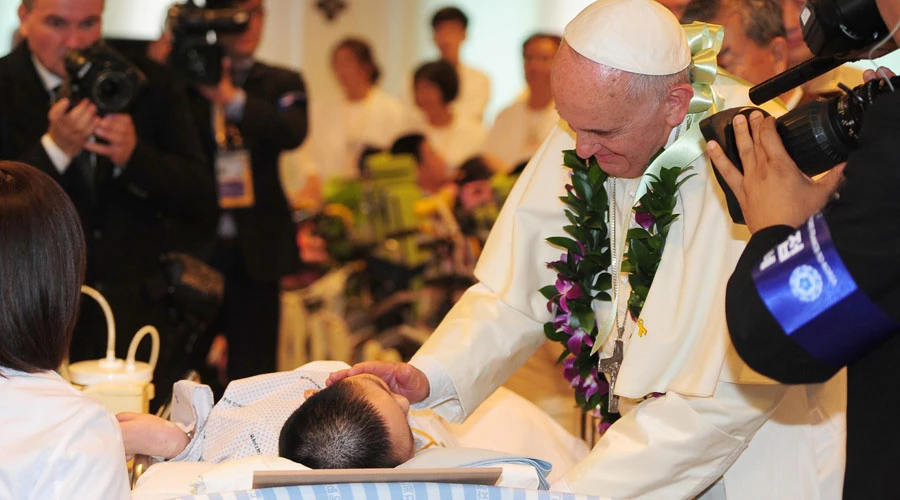 Papa Francisco bendice a enfermo en Corea del Sur. Foto: Preparatory Committee for the 2014 Papal Visit to Korea