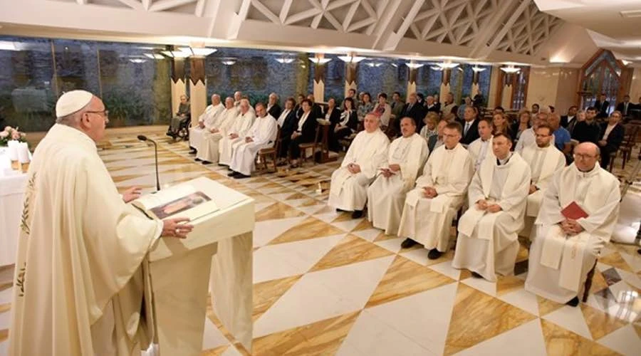 Papa Francisco en capilla de la Casa Santa Marta. Foto: L'Osservatore Romano.