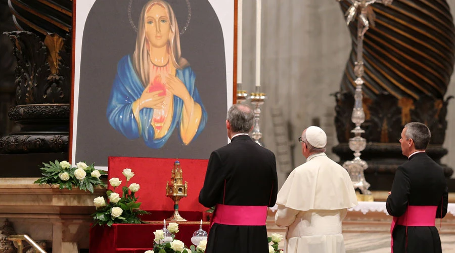 El Papa Francisco reza en la Basílica de San Pedro ante una imagen de la Virgen María. Foto: Daniel Ibáñez (ACI Prensa)