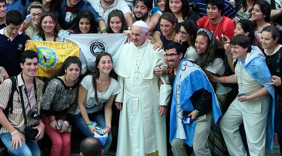 El Papa Francisco con un grupo de jóvenes durante la JMJ Cracovia 2016 / Foto: Bohumil Petrik