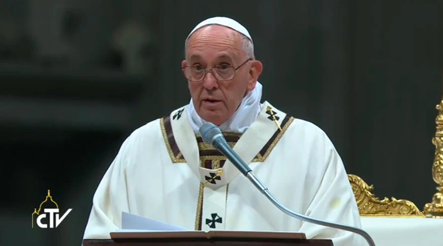 El Papa pronuncia la homilía en la la Santa Misa de la noche del Nacimiento del Señor. Foto: Captura Youtube