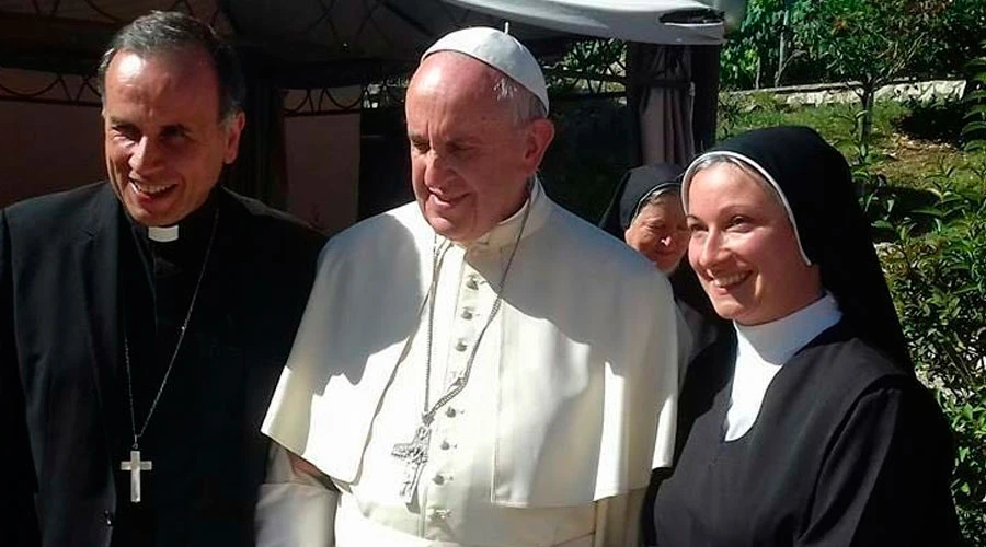 Mons. Domenico Pompeli con el Papa Francisco y Sor Angela / Foto: Sor Angela