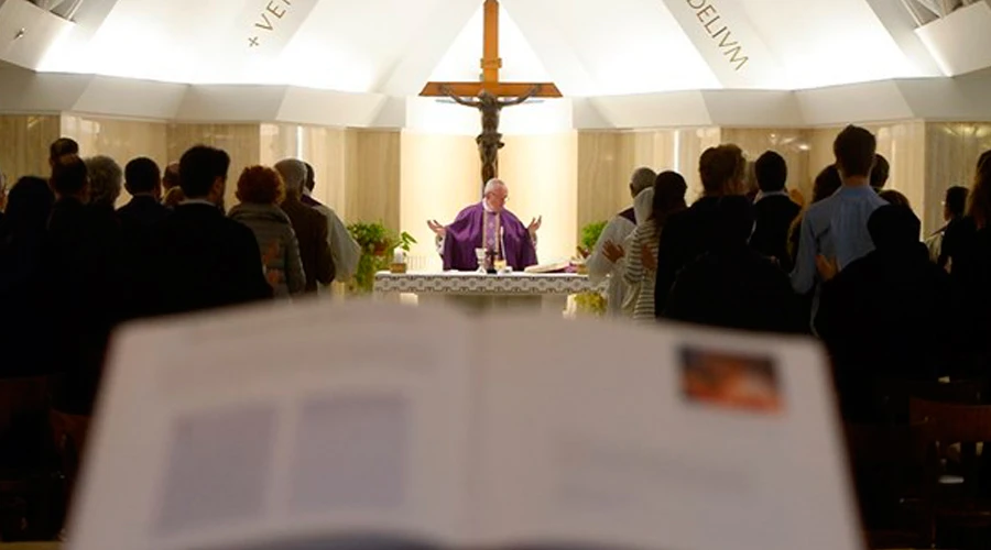 El Papa en la Misa en la Casa Santa Marta. Foto: L'Osservatore Romano