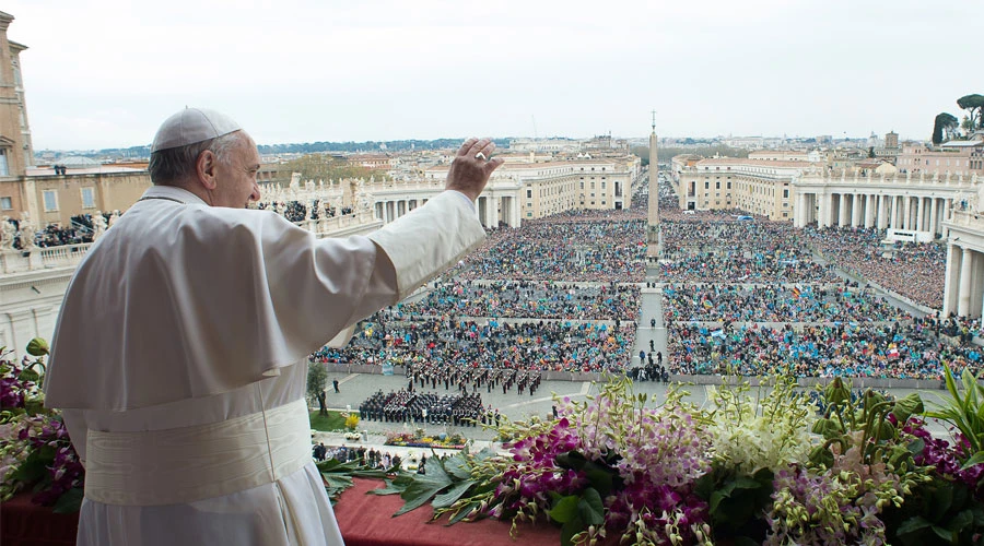 El Papa saluda a los fieles después de la bendición Urbi et Orbi. Foto: L'Osservatore Romano