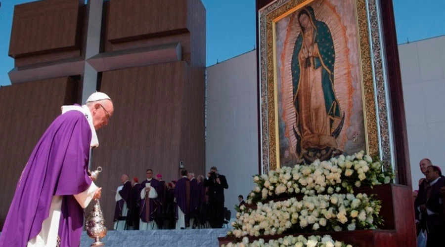 Papa Francisco ante imagen de la Virgen de Guadalupe / Foto: L'Osservatore Romano