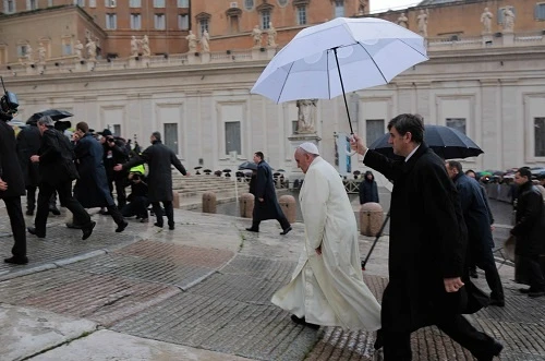 El Papa Francisco sube las escaleras hasta el atrio de la Basílica de San Pedro para la catequesis de la audiencia general de este miércoles (Foto ACI Prensa)