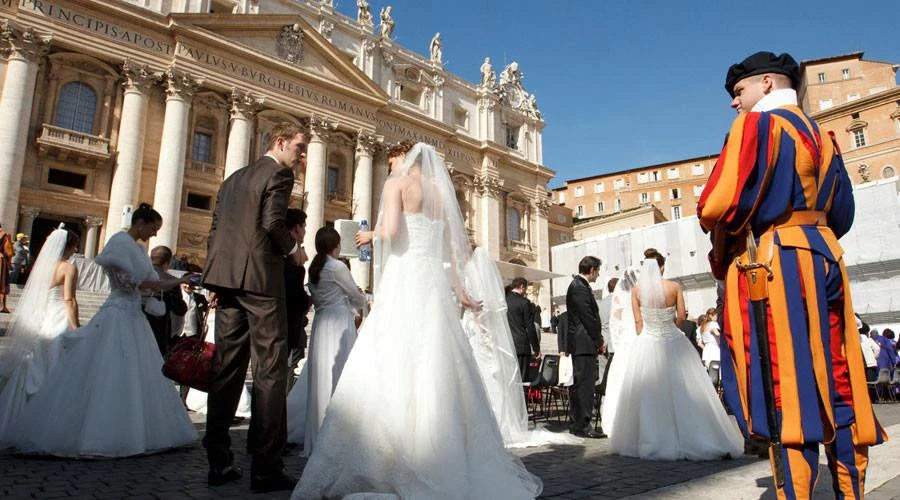 Parejas de novios en la Plaza de San Pedro (Foto referencial) / Foto: L'Osservatore Romano