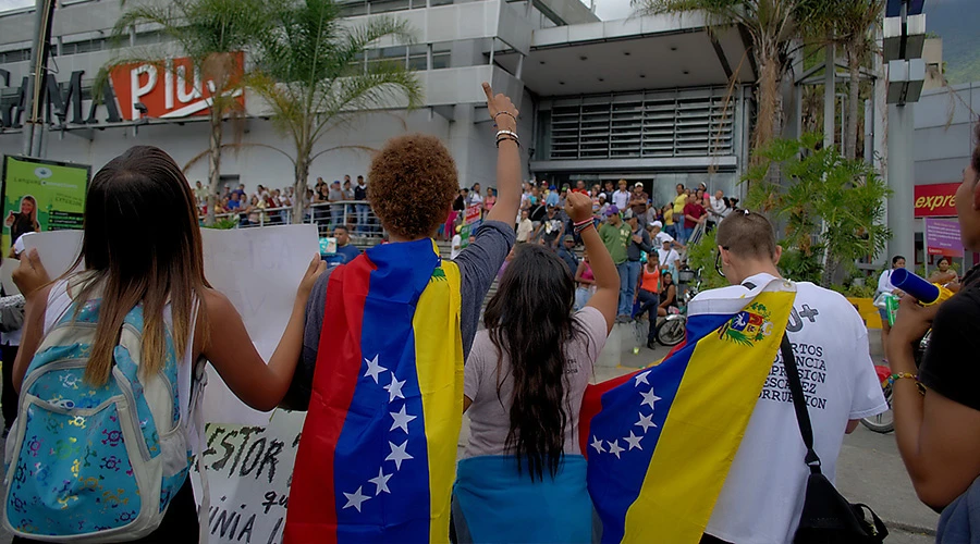 Venezolanos hacen cola para comprar alimentos (imagen referencial) / Foto: Flickr de Carlos Díaz (CC-BY-2.0)