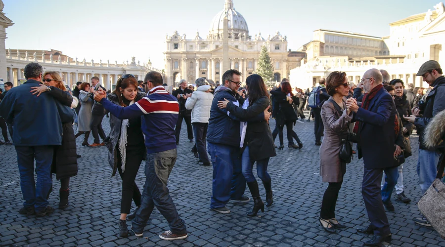 Baile de tango en la Plaza de San Pedro. Foto: Daniel Ibáñez / ACI Prensa