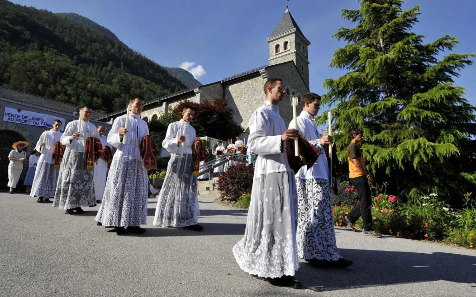 Sacerdotes y diáconos de la Fraternidad Sacerdotal San Pío X caminan a Misa en Econe, Suiza occidental, el 29 de junio de 2009.?w=200&h=150