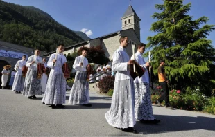 Sacerdotes y diáconos de la Fraternidad Sacerdotal San Pío X caminan a Misa en Econe, Suiza occidental, el 29 de junio de 2009. Crédito: FABRICE COFFRINI/AFP vía Getty Images.