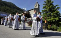 Sacerdotes y diáconos de la Fraternidad Sacerdotal San Pío X caminan a Misa en Econe, Suiza occidental, el 29 de junio de 2009.