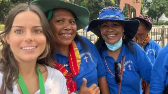 Socorro Vázquez (izquierda) junto a un grupo de mujeres de Indonesia antes de participar en la Misa del Papa en Yakarta