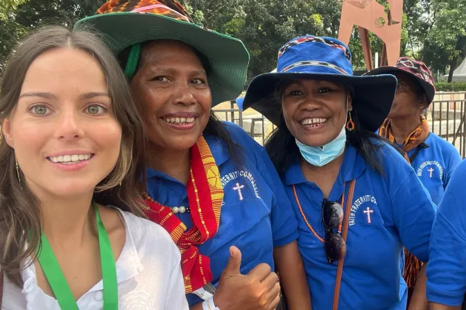 Scorro Vazquez (izquierda) junto a un grupo de mujeres de Indonesia antes de participar en la Misa del Papa en Yakarta