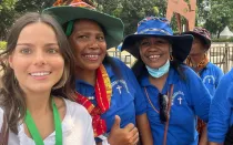 Socorro Vázquez (izquierda) junto a un grupo de mujeres de Indonesia antes de participar en la Misa del Papa en Yakarta