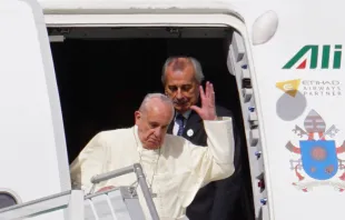 El viento arranca el solideo al Papa Francisco a su llegada a Ecuador / Foto: David Ramos (ACI Prensa) 