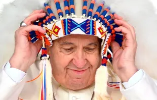 Papa Francisco con sombrero indio de plumas en Canadá. Crédito: Vatican Media 