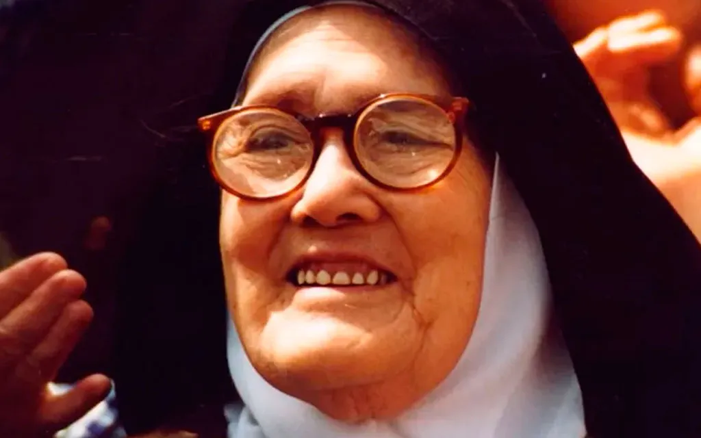 February 13: Sister Lucía, visionary of the Virgin of Fátima, dies