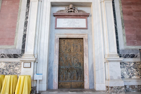 La Puerta Santa de la basílica papal San Pablo de Extramuros, a las afueras de Roma. Crédito: Daniel Ibáñez/EWTN News