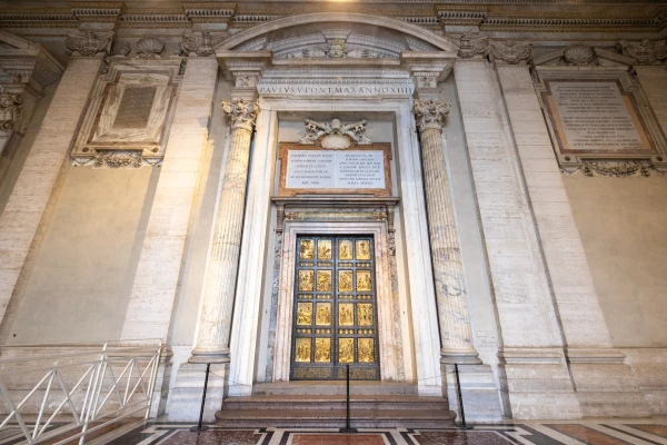 El Papa inaugurará oficialmente el Jubileo 2025 con la apertura de la Puerta Santa de San Pedro. Crédito: Daniel Ibáñez/EWTN News