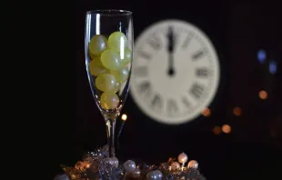 Una conocida superstición de Año Nuevo indica que hay que comer 12 uvas a la medianoche. Crédito: phatymak's studio / Shutterstock.