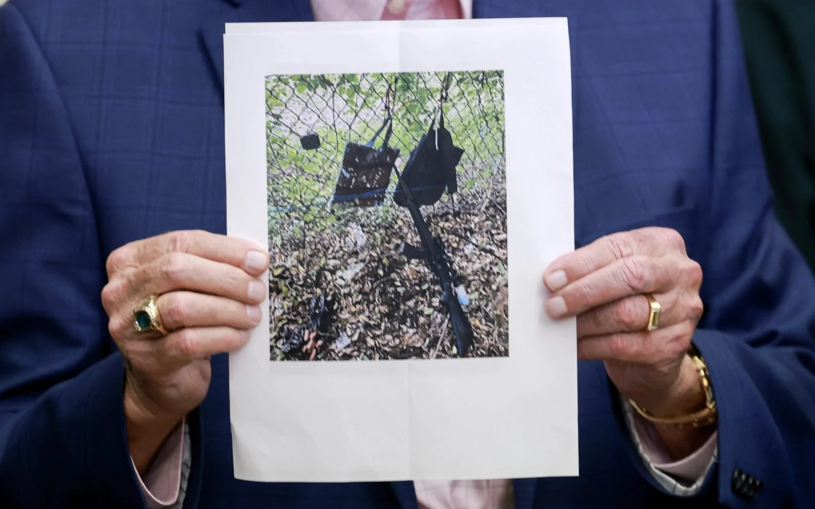 El sheriff del condado de Palm Beach, Ric Bradshaw, sostiene una fotografía del rifle y otros artículos encontrados cerca de donde se descubrió a un sospechoso, durante una conferencia de prensa sobre un aparente intento de asesinato del expresidente Donald Trump, el 15 de septiembre de 2024 en West Palm Beach, Florida.?w=200&h=150