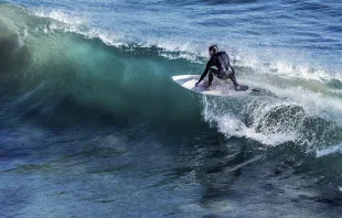 En el Día Internacional del Surf, un sacerdote que salvó a otro surfista del ataque de un tiburón, comparte cómo este deporte lo acerca cada vez más a Dios. Crédito: Vladimir Kudinov / Unsplash
