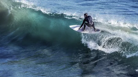 Sacerdote comparte cómo el surf lo acerca cada vez más a Dios