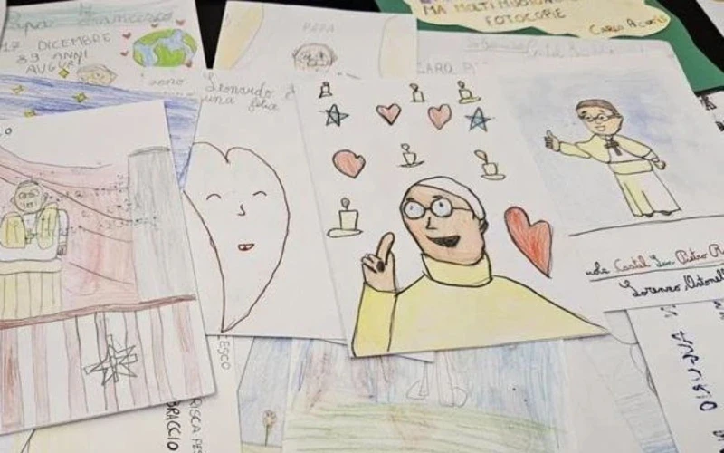 FOTOS: El Papa Francisco recibe tarjetas y dibujos hechos por niños en Roma