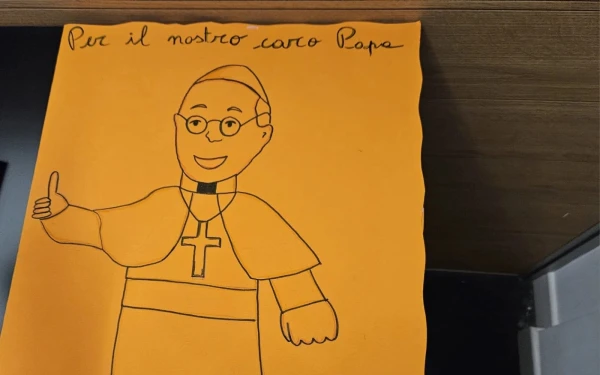 Pope Francis received on Sunday, February 23, 2025 a large number of cards and greetings drawn by hand by schoolchildren in Rome. Credit: ACI Stampa.