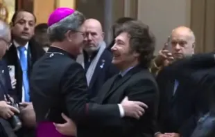 Mons. García Cuerva con el Presidente Javier Milei Crédito: Captura de YouTube/Canal Orbe 21