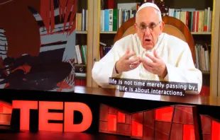 El Papa Francisco en la charla TED que dirigió a un grupo de líderes en Canadá. Foto: Captura de video. 