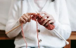 Imagen referencial de una mujer tejiendo ropa. Crédito: Miriam Alonso / Pexels