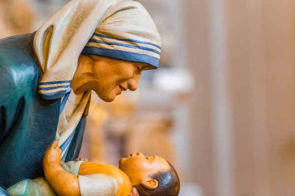 Estatua de la Madre Teresa de Calcuta sosteniendo a un niño. Crédito: Foto vívida PC / Shutterstock