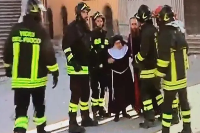 VIDEO VIRAL: Bomberos rescatan religiosas de clausura entre escombros de Nursia