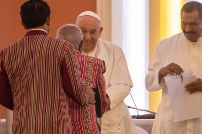 Papa Francisco se sorprende con testimonio de catequista de Timor Oriental