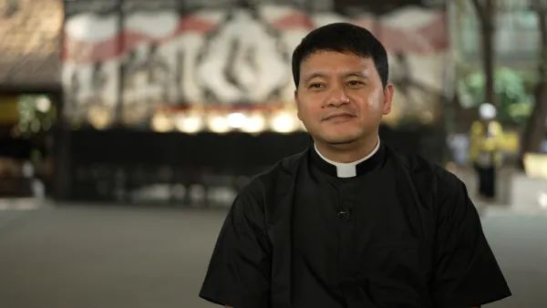 El P. Thomas Ulun Ismoyo, subsecretario de la Arquidiócesis de Yakarta y portavoz del comité de la visita papal, habla con “EWTN News In Depth” en Yakarta antes de la visita del Papa Francisco a Indonesia del 2 al 13 de septiembre de 2024. Crédito: EWTN News