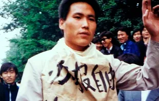 Pu Zhiqiang, un estudiante que protestaba en Tiananmen, en una foto tomada el 10 de mayo de 1989. Las palabras chinas escritas en el papel dicen: "Queremos la libertad de los periódicos, la libertad de asociación, también para apoyar al 'World Economic Herald', y apoyar a esos periodistas justos". Crédito: Wikimedia Commons - 蔡淑芳@sfchoi8964, CC BY 2.5.