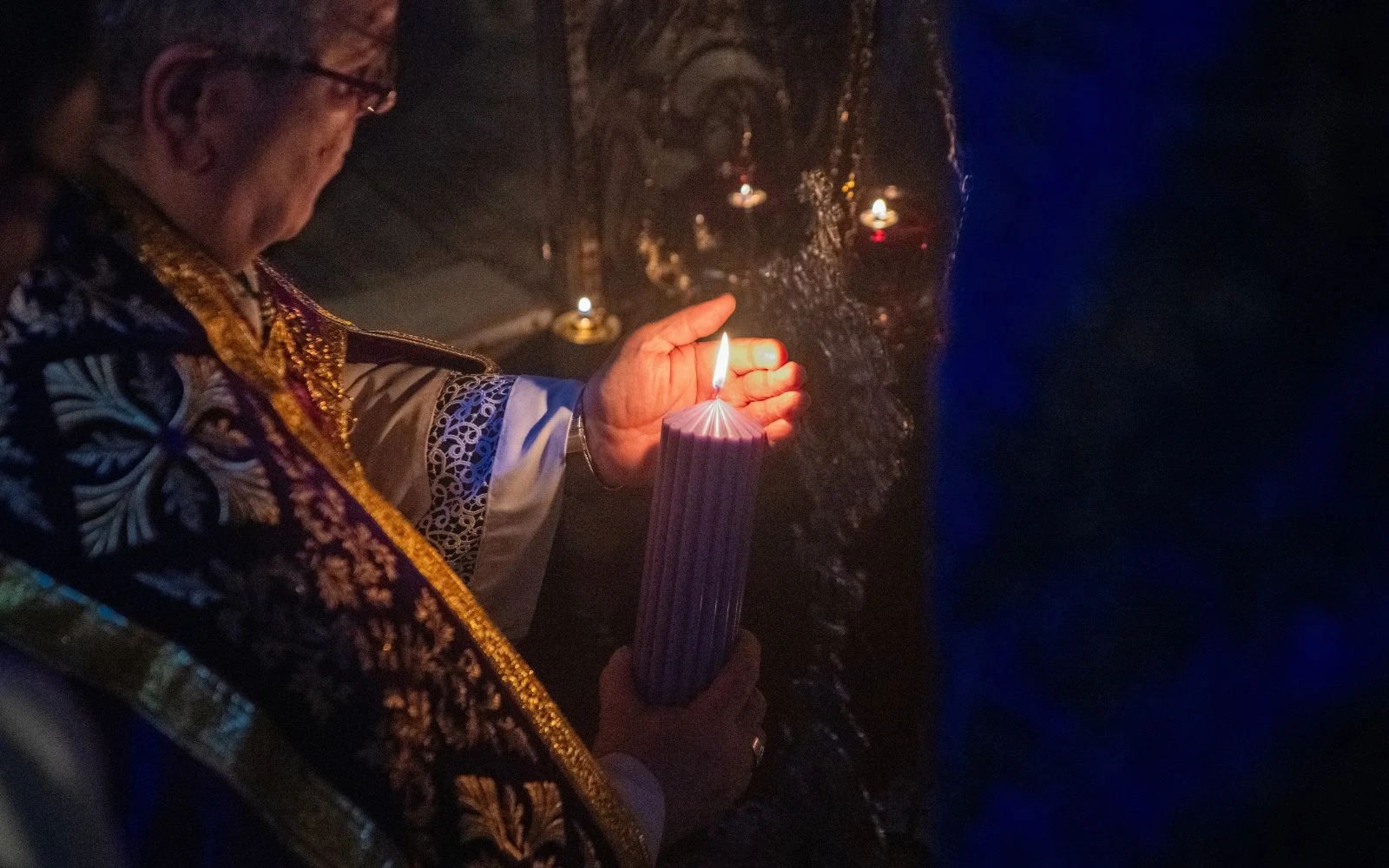 El custodio de Tierra Santa, P. Francesco Patton, enciende la primera vela de la corona de Adviento en el lugar del pesebre dentro de la Gruta de la Natividad el 30 de noviembre de 2024, durante las primeras vísperas del primer domingo de Adviento.?w=200&h=150