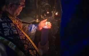 El custodio de Tierra Santa, P. Francesco Patton, enciende la primera vela de la corona de Adviento en el lugar del pesebre dentro de la Gruta de la Natividad el 30 de noviembre de 2024, durante las primeras vísperas del primer domingo de Adviento. Crédito: Marinella Bandini.