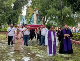 Imagen de la Virgen María recorre calles inundadas tras el huracán John en México