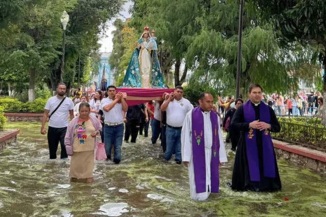 Huracán John en México: Imagen de la Virgen María recorre calles inundadas