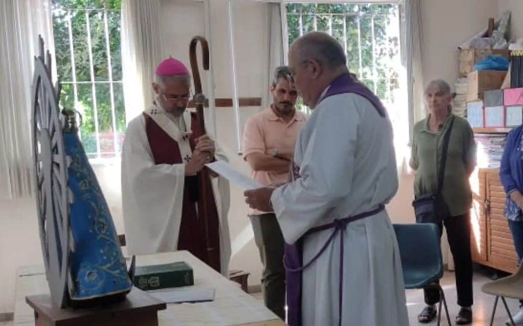 He was a police officer and widowed: Today he is a priest and took over parish administration in Argentina