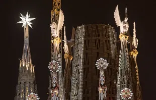 Las torres de los 4 evangelistas iluminadas en la Sagrada Familia Crédito: A. Codinach / Arzobispado de Barcelona