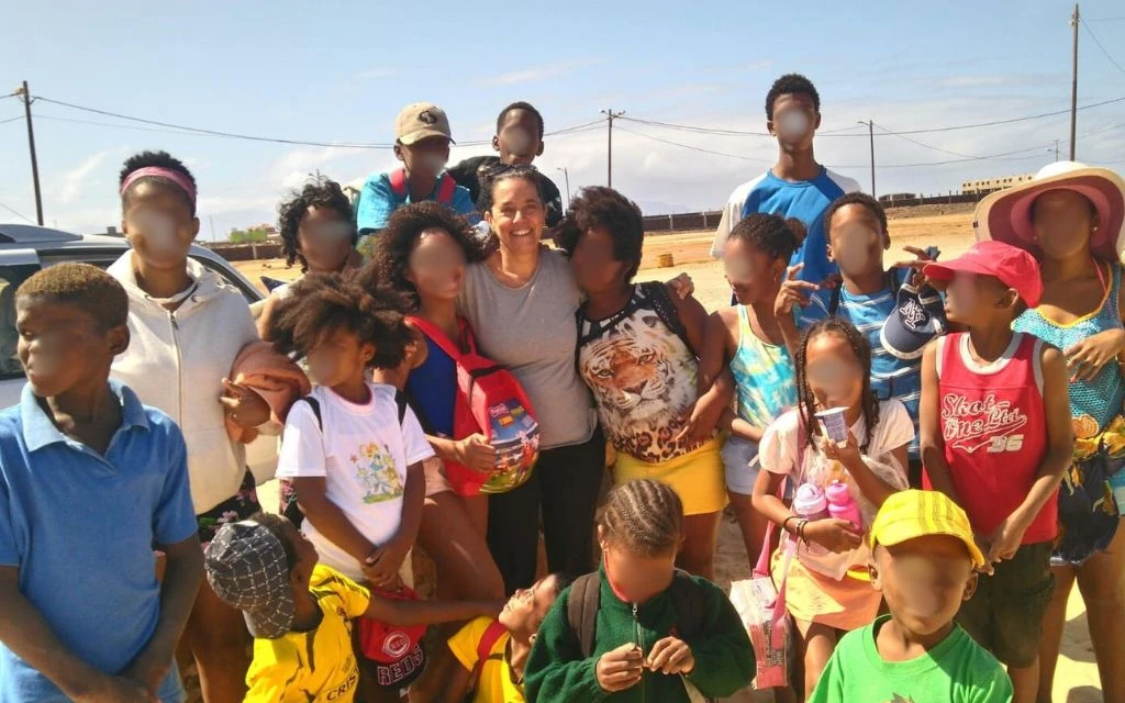 La religiosa adoratriz Milagros García, en el centro, desarrolla su labor misionera en Cabo Verde.?w=200&h=150