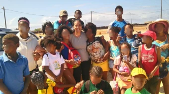 La religiosa adoratriz Milagros García, en el centro, desarrolla su labor misionera en Cabo Verde.