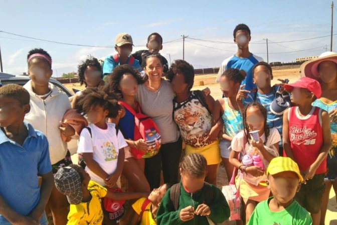 La religiosa adoratriz Milagros García, en el centro, desarrolla su labor misionera en Cabo Verde.