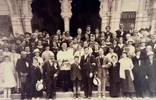 Jack Traynor, en el centro, abajo, como peregrino a Lourdes en el año 1925, dos años después de su curación. Crédito: Conferencia Episcopal de Inglaterra y Gales.