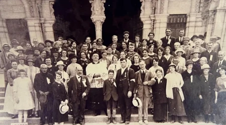 Jack Traynor, en el centro, abajo, como peregrino a Lourdes en el año 1925, dos años después de su curación.