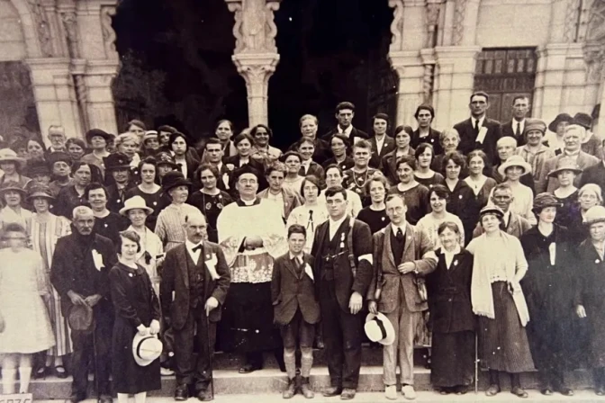 Jack Traynor, en el centro, abajo, como peregrino a Lourdes en el año 1925, dos años después de su curación.